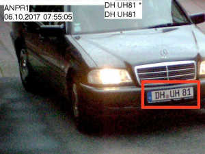 Automatische Nummernschilderkennung bei vorbeifahrendem Auto