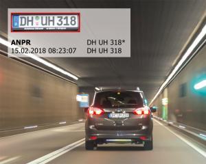 Kennzeichenerkennung bei einem Auto, das durch einen Tunnel fährt